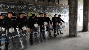 Policajci ispred Informera