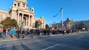 Građani ispred parlamenta 