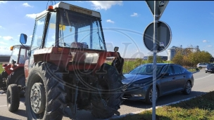 Traktorima blokirali put