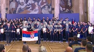 Vučić uručio zastavu
