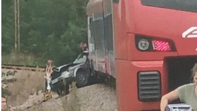 Poginulo dvoje dece i vozač