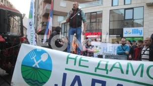 Protesti na dve lokacije