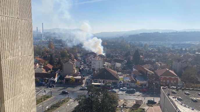 Požar pored vojne fabrike