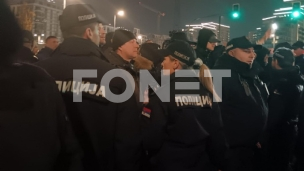 Policija razdvaja grupe
