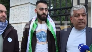 Radost ispred ambasade
