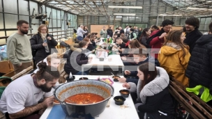 Profesori kuvali studentima 