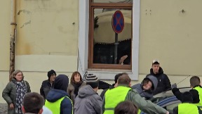 Povređena devojka na protestu