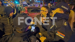 Ponovo cigle na okupljene