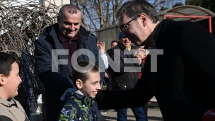 Vučić: Deca se igraju