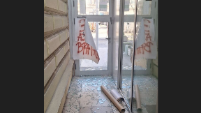 Komadima stakla na studente