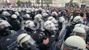 Jajima na policiju, guranje