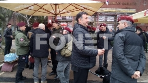 Studentima beretke na poklon