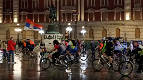 Bubnjevi, pesma i biciklisti