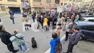 Protest ispred policije