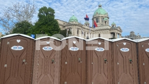 Toaleti ispred skupštine 