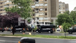 Policija ispred prostorija SNS