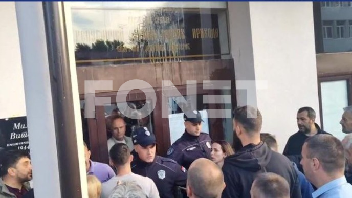 Protest ispred stanice