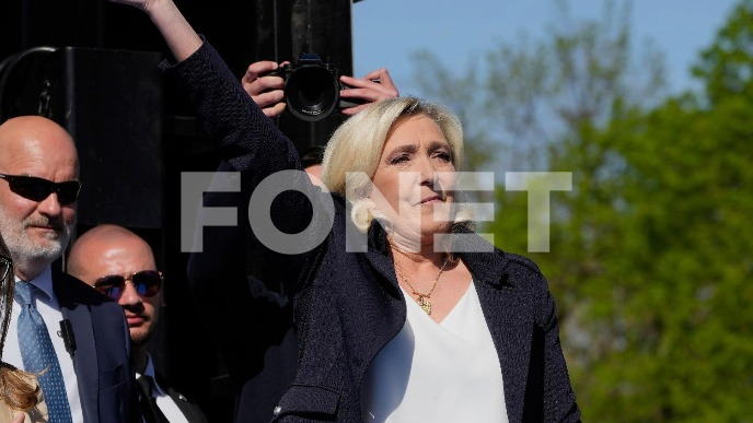 Le Pen ostala bez mandata 