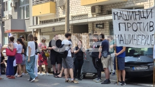 Skup ispred policijske stanice
