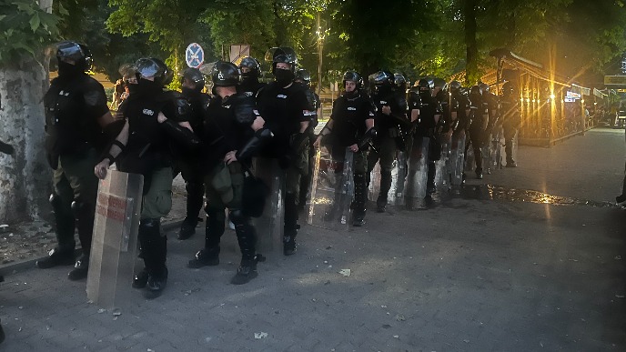Žandarmerija ispred štaba SNS