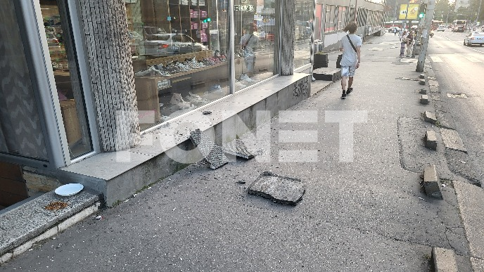 Pala ploča sa fasade hotela 