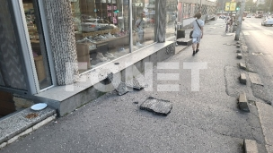 Pala ploča sa fasade hotela 