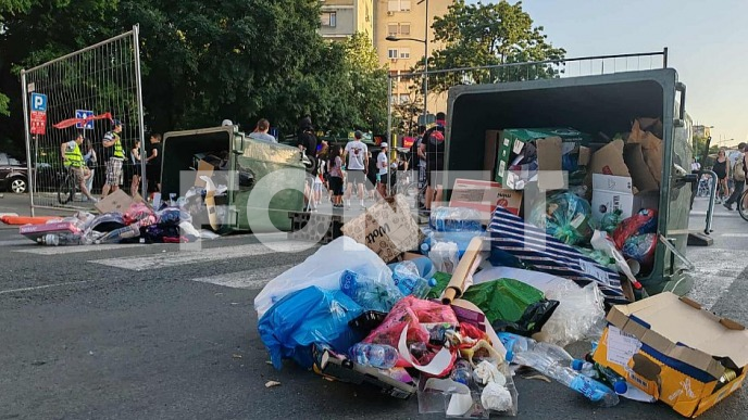 Napeto ispred prostorija SNS