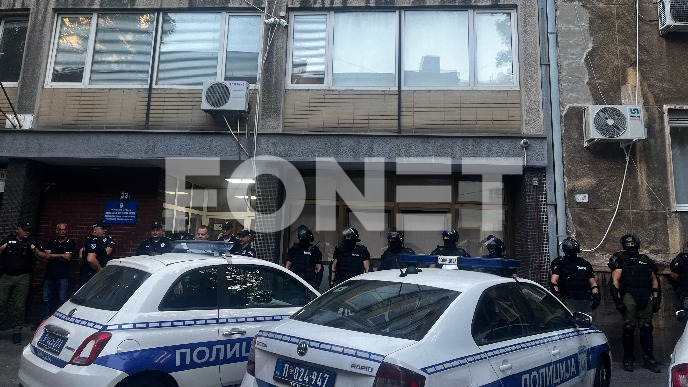 Građani ispred policije