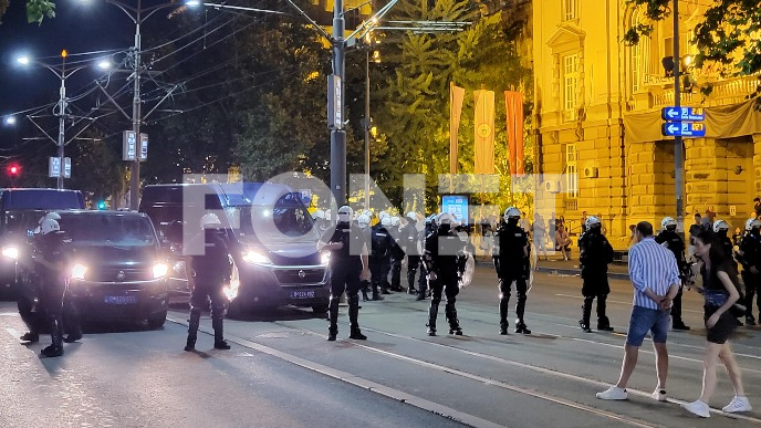 Policija potisnula građane