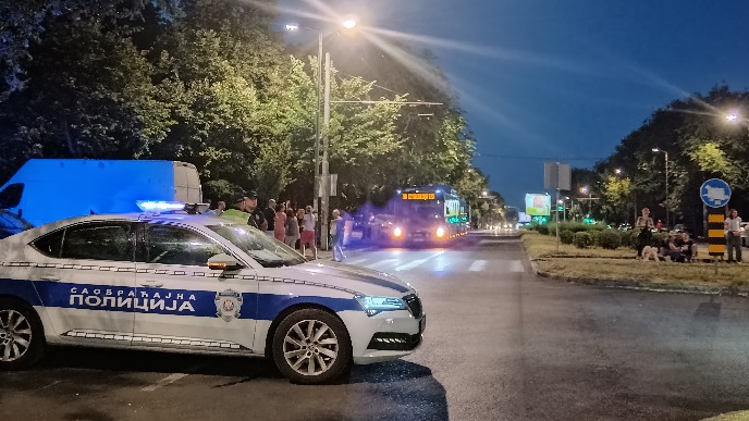 Policija sklonila kontejnere