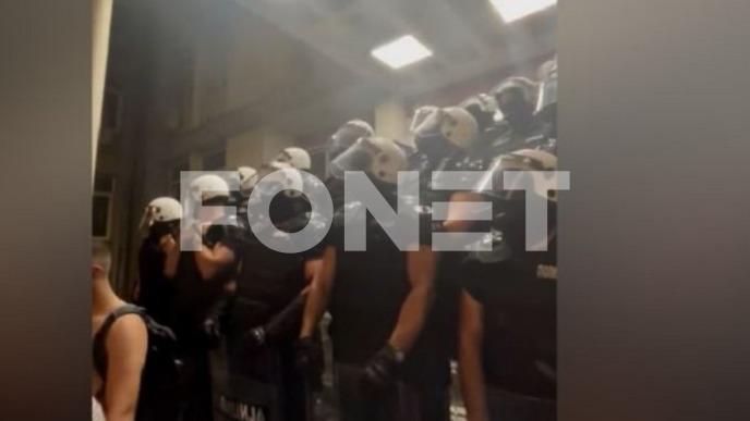 Skup građana ispred policije