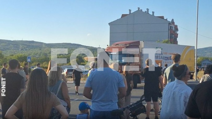 Građani na pešačkom prelazu