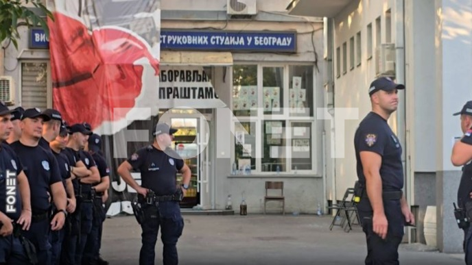 Policija u dvorištu škole