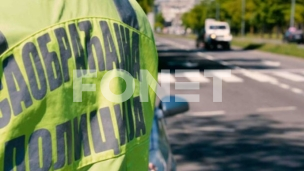 Vozilom udario policajca