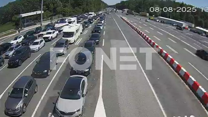 Kolone na prelazu Batrovci