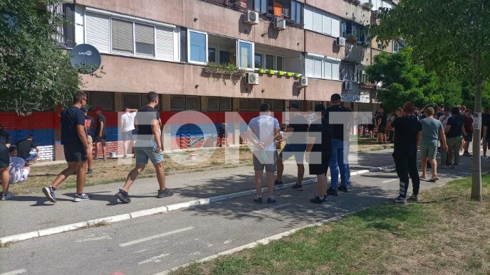 Okupljanje ljudi u crnom