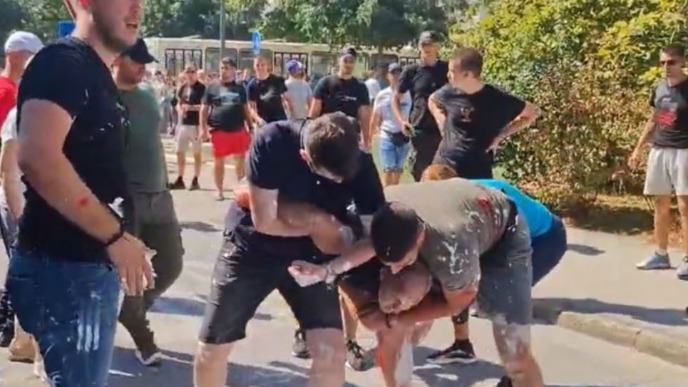 Batinaši SNS napali građane