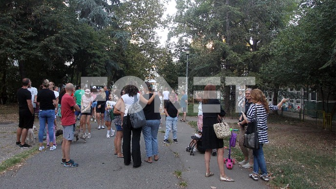Protest ispred škole