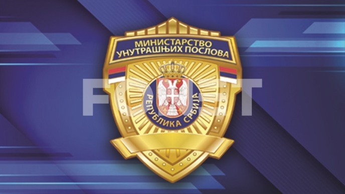 Nasrnuli na kordon policije