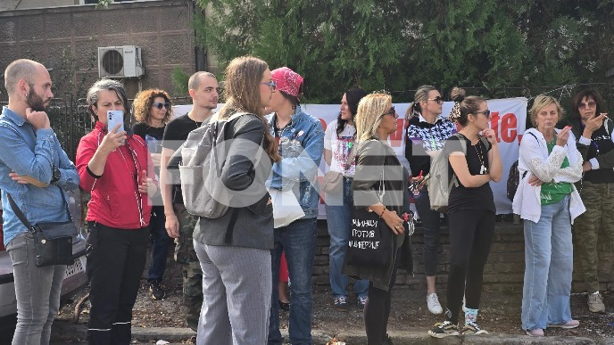 Građani ispred zatvora 