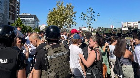 Žandarmi potiskuju studente