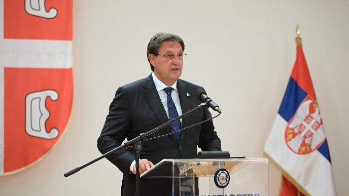 Srbija tuđe neće, svoje ne da 