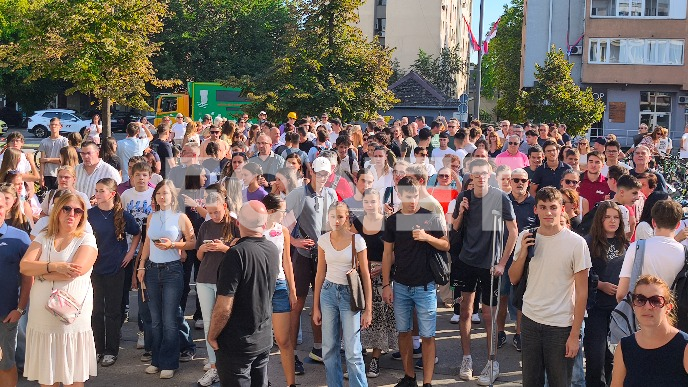 Štrajk upozorenja ispred škola