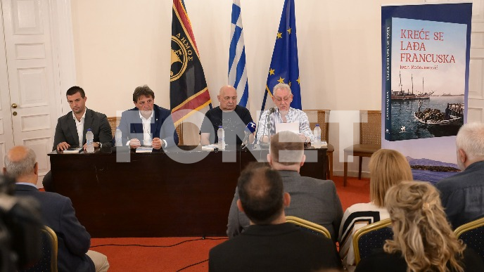 Knjiga Kreće se lađa francuska
