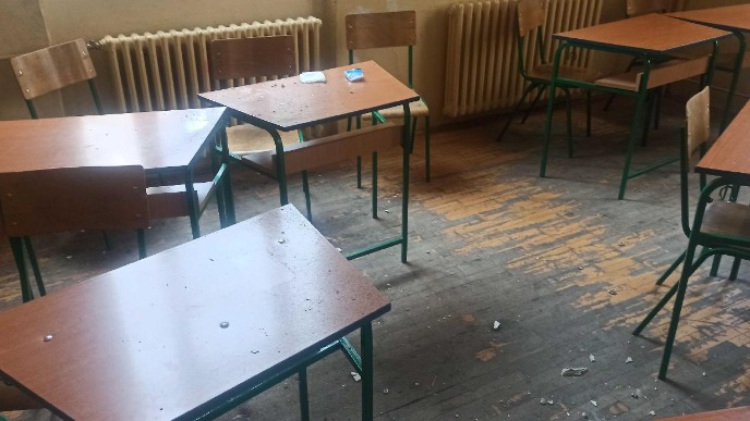 Đaci polivali parket vodom