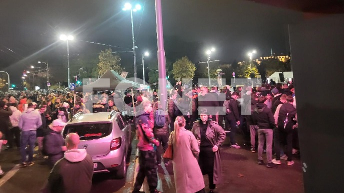 Pirotehnikom na novinare 