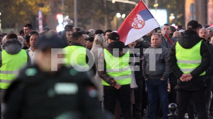 Dva skupa ispred skupštine