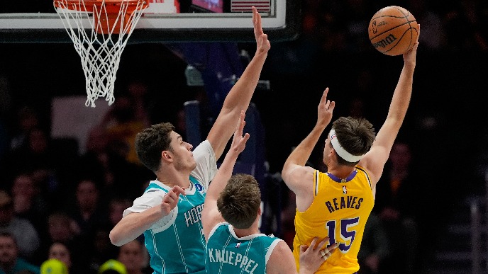 LA Lejkers - Šarlot 121:11