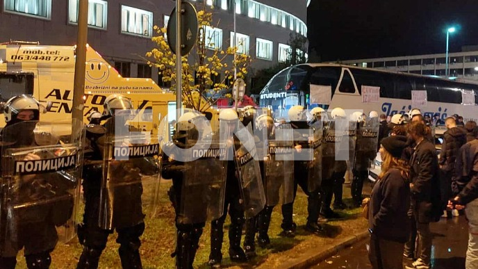 Policija gura i novinare