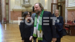 Bez sedenja na dve stolice